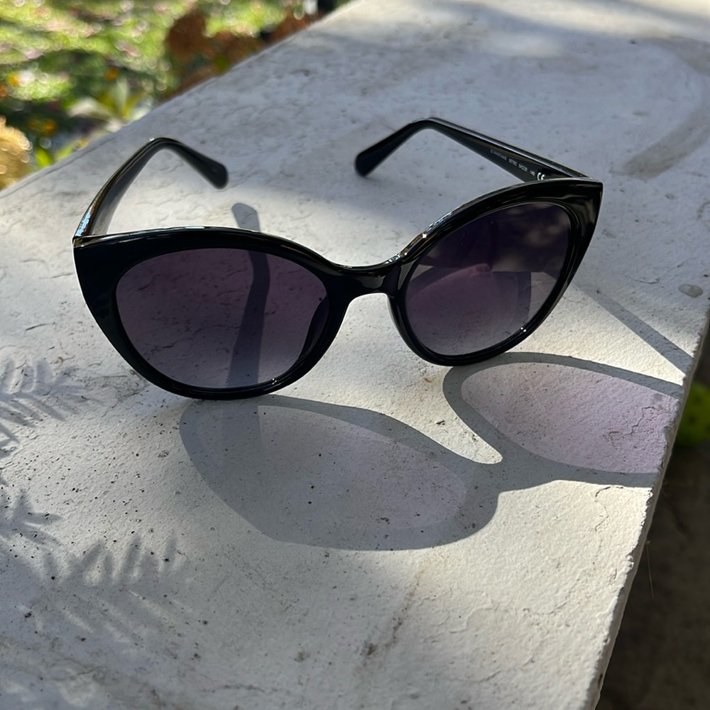 Kate spade sunglasses with soft bag
